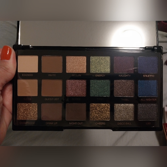 NEW L.A. Girl Holidaze eyeshadow palette - Picture 5 of 5